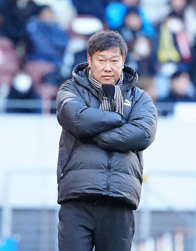 神村学園対鹿島学園　前半、戦況を見つめる神村学園・有村監督（撮影・江口和貴）