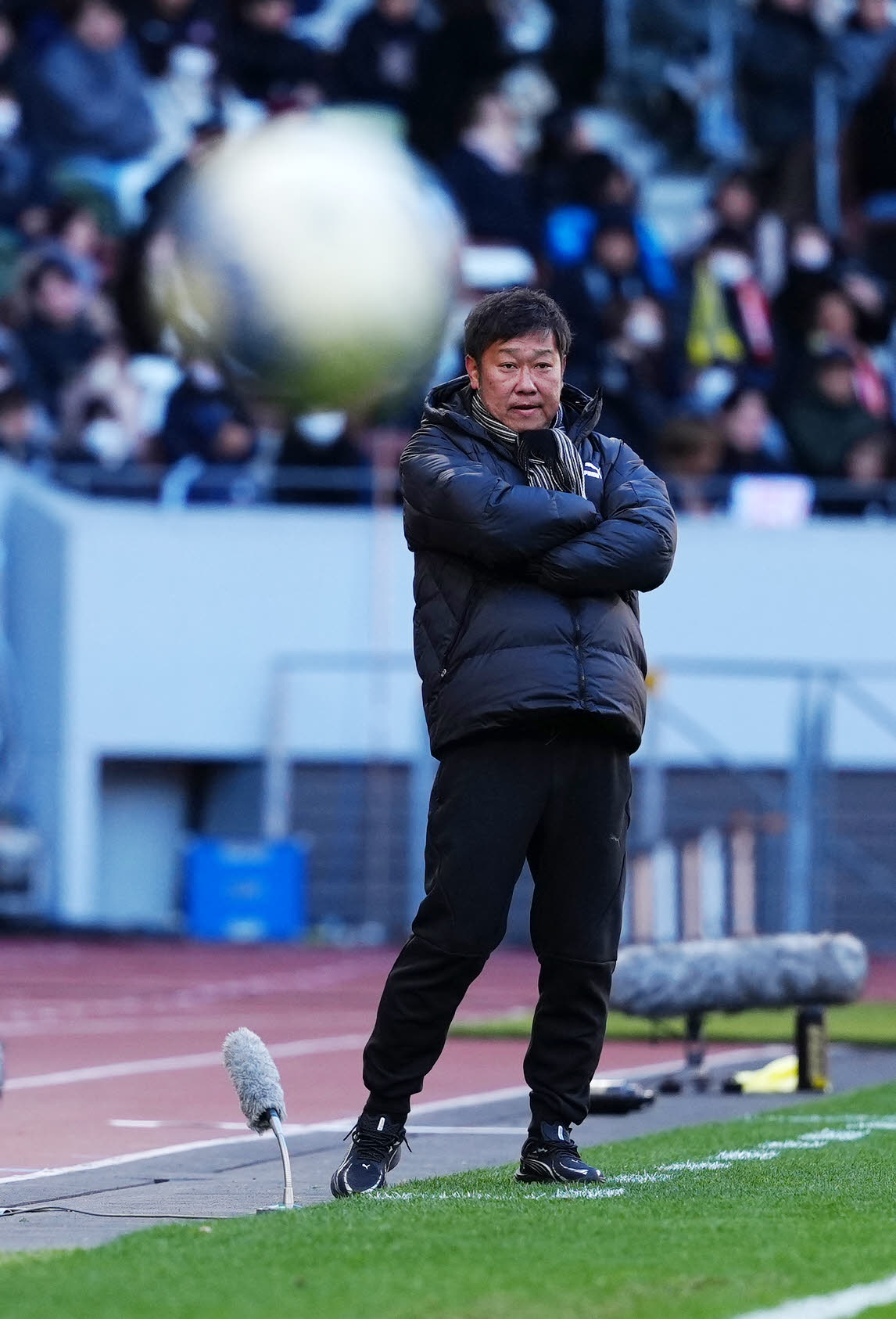 神村学園対鹿島学園　前半、戦況を見つめる神村学園・有村監督（撮影・江口和貴）