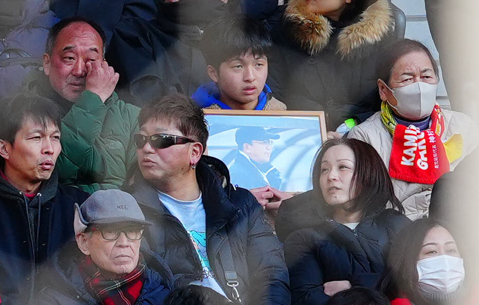 神村学園対鹿島学園　故松沢隆司さんの遺影を手に観戦する関係者（撮影・垰建太）