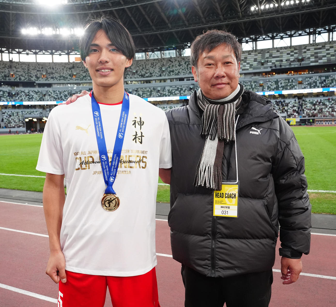神村学園対鹿島学園　優勝し写真に納まる神村学園・有村監督（右）と中野（撮影・江口和貴）