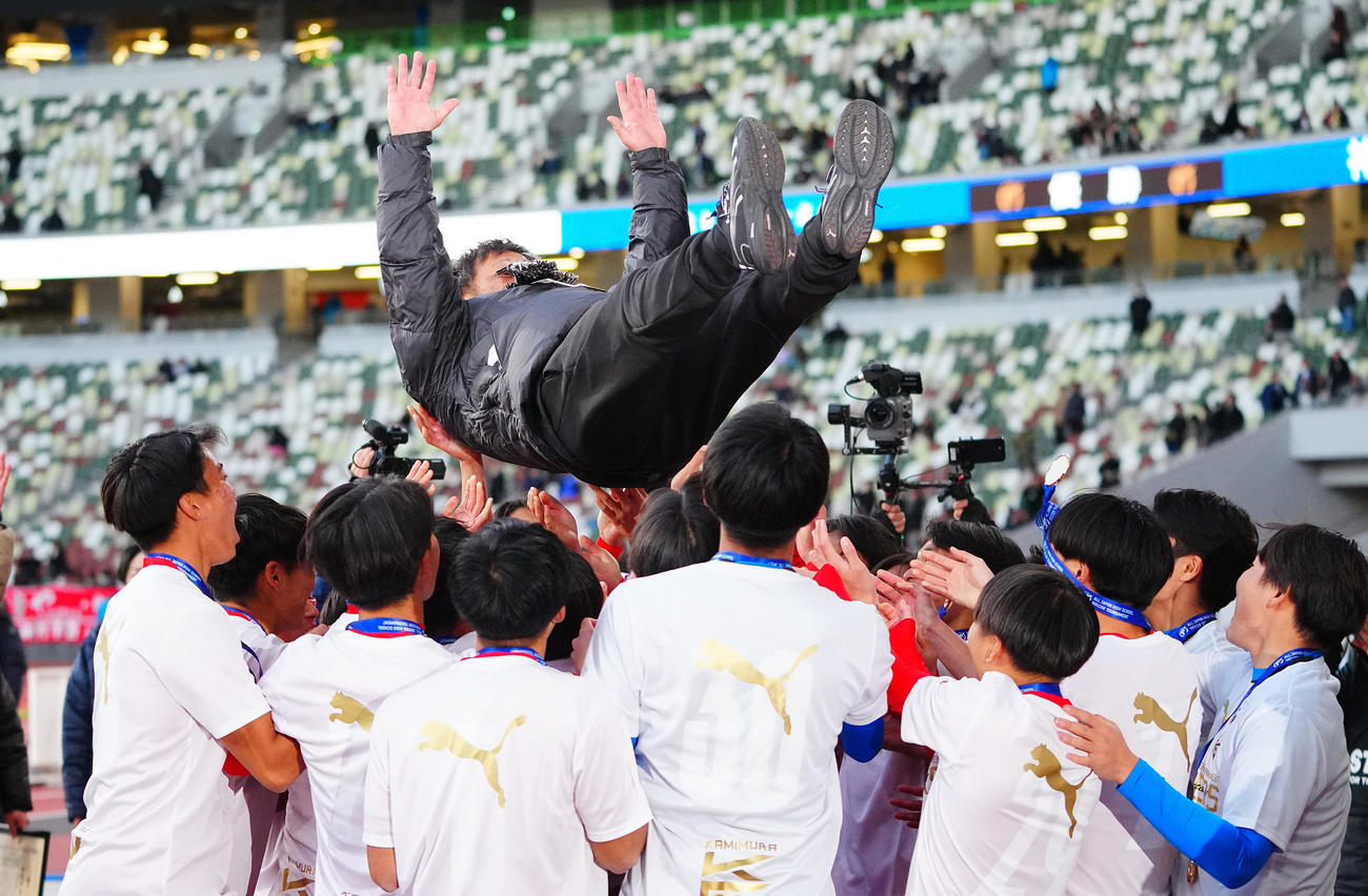 神村学園対鹿島学園　初優勝で選手たちから胴上げされる神村学園・有村監督（撮影・垰建太）