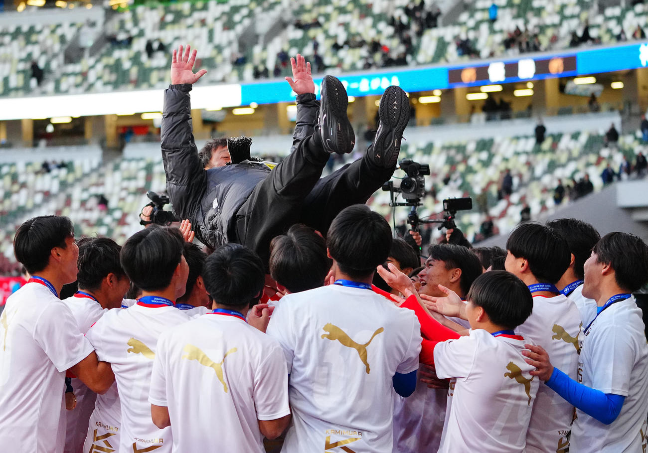 神村学園対鹿島学園　初優勝で選手たちから胴上げされる神村学園・有村監督（撮影・垰建太）