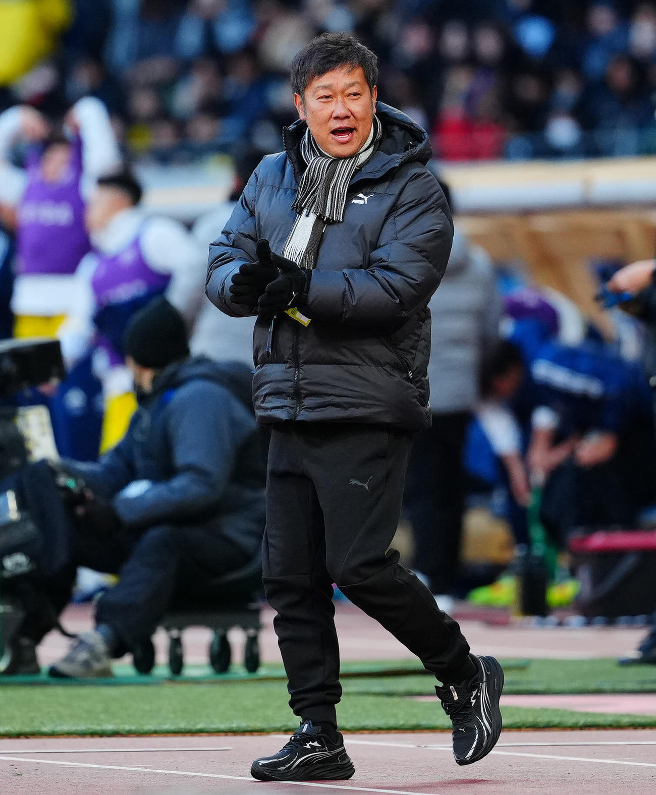 神村学園対鹿島学園　手をたたく神村学園・有村監督（撮影・垰建太）