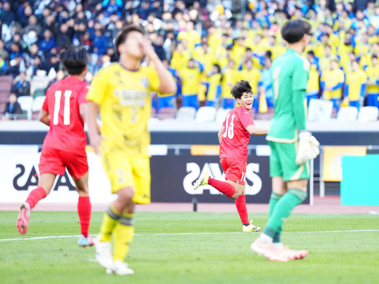 神村学園対鹿島学園　前半、先制ゴールを決めた神村学園・日高（後方）（撮影・江口和貴）