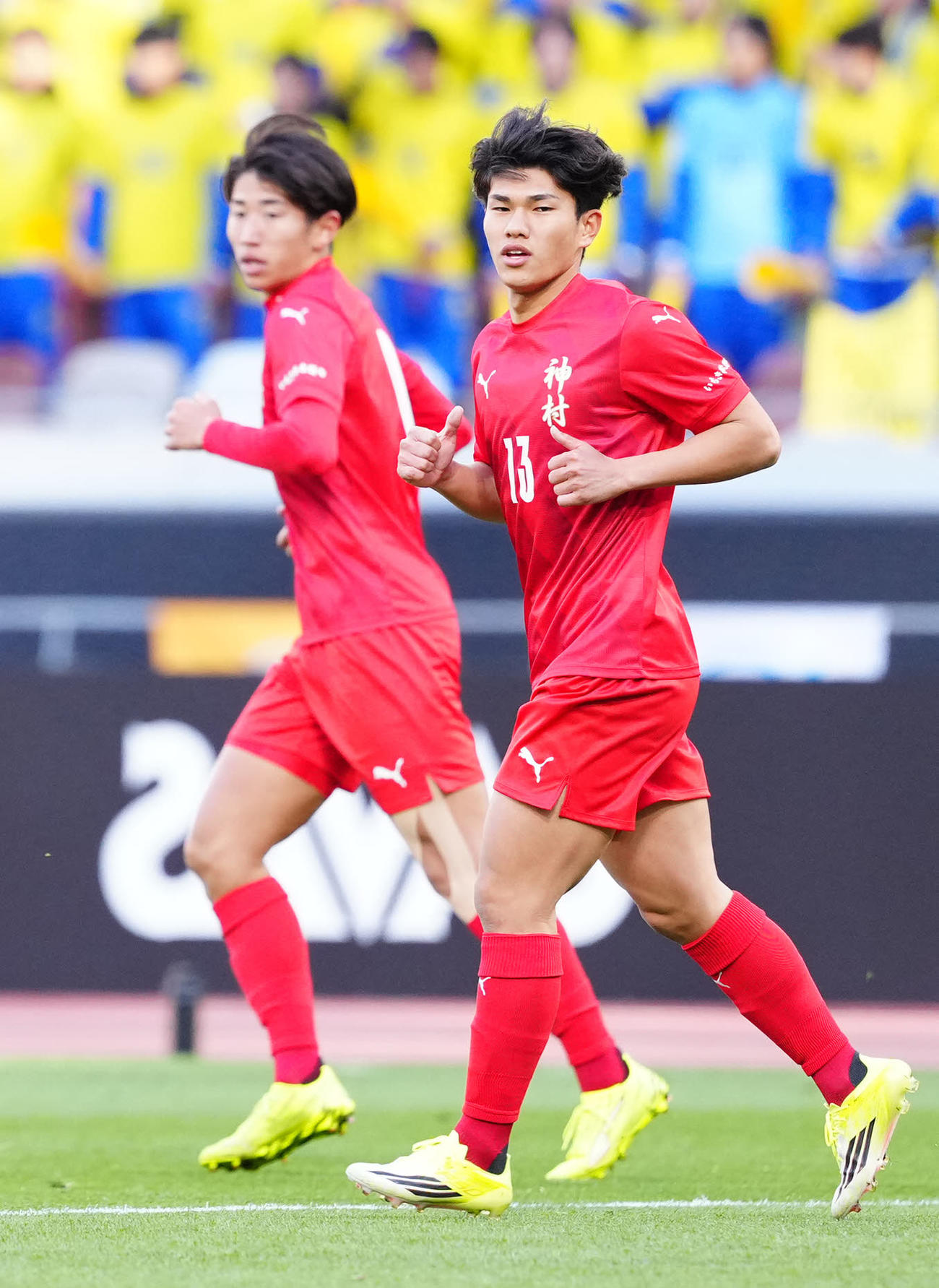 神村学園対鹿島学園　前半に臨む神村学園・日高（右）と徳村（撮影・江口和貴）