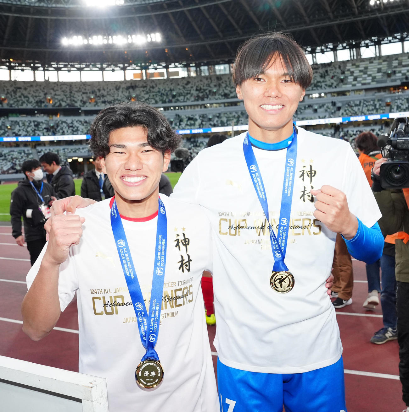 神村学園対鹿島学園　優勝し写真に納まる神村学園・日高（左）とGK寺田（撮影・江口和貴）