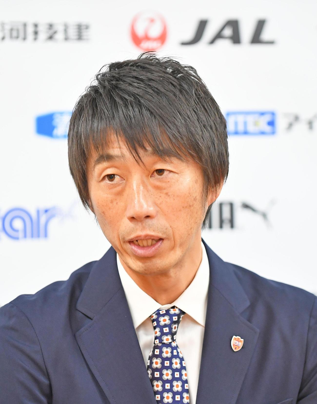 会見で意気込みを語る清水ユース・市川監督