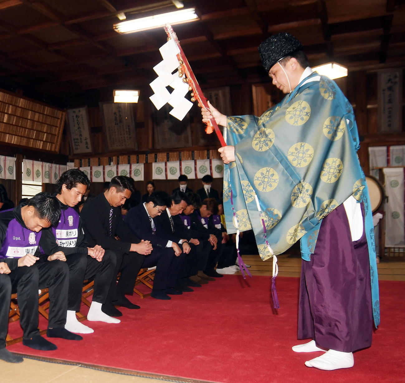 祈祷を受ける槙野監督（左から3人目）、中川（同2人目）ら