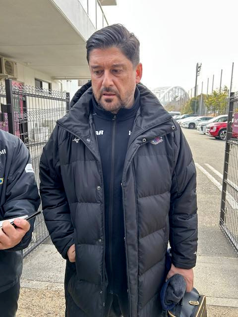 取材に応じるC大阪アーサー・パパス監督