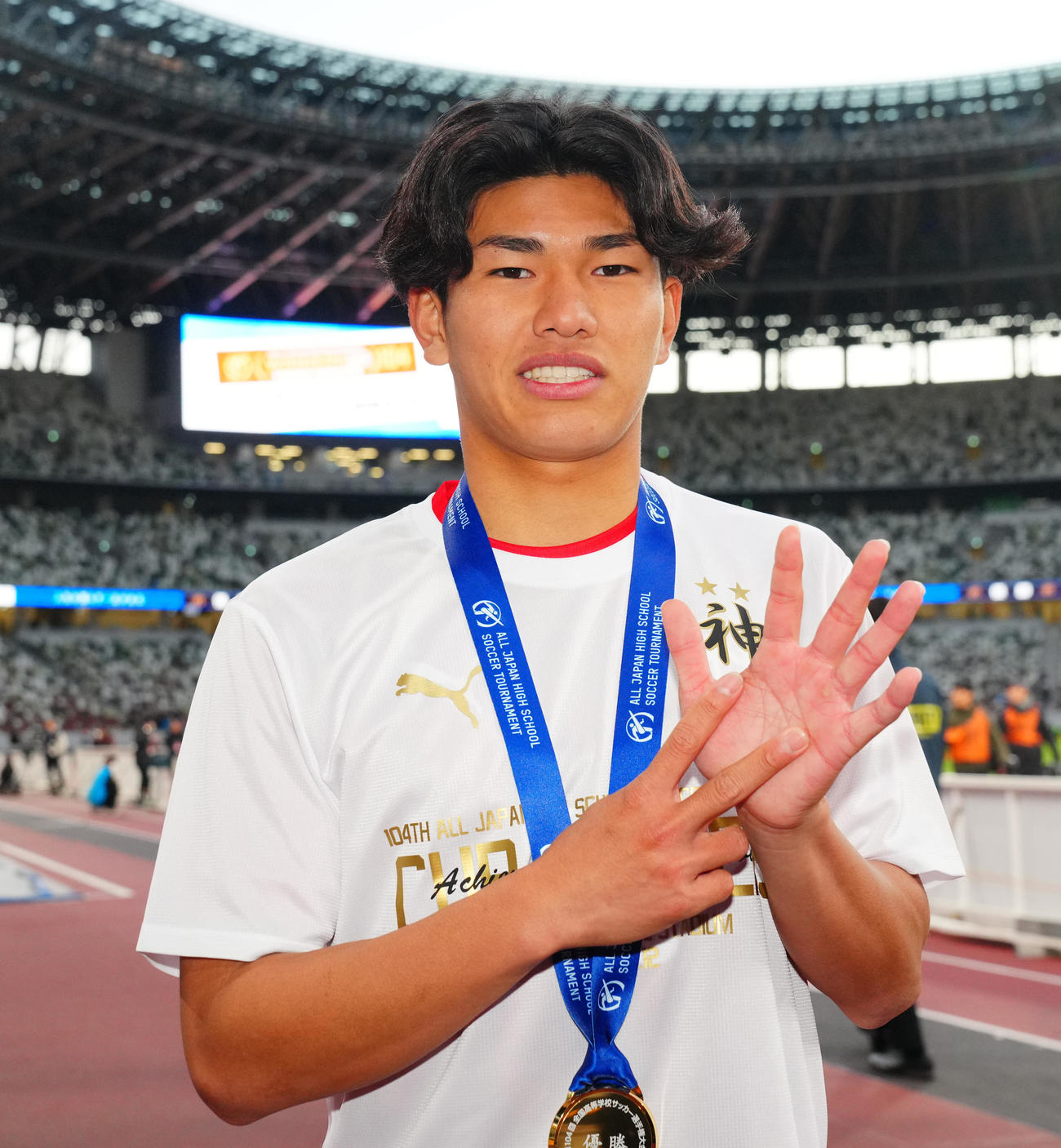 2026年1月12日、神村学園対鹿島学園　初優勝を決め7点で得点王の神村学園・日高はポーズを決め写真に納まる