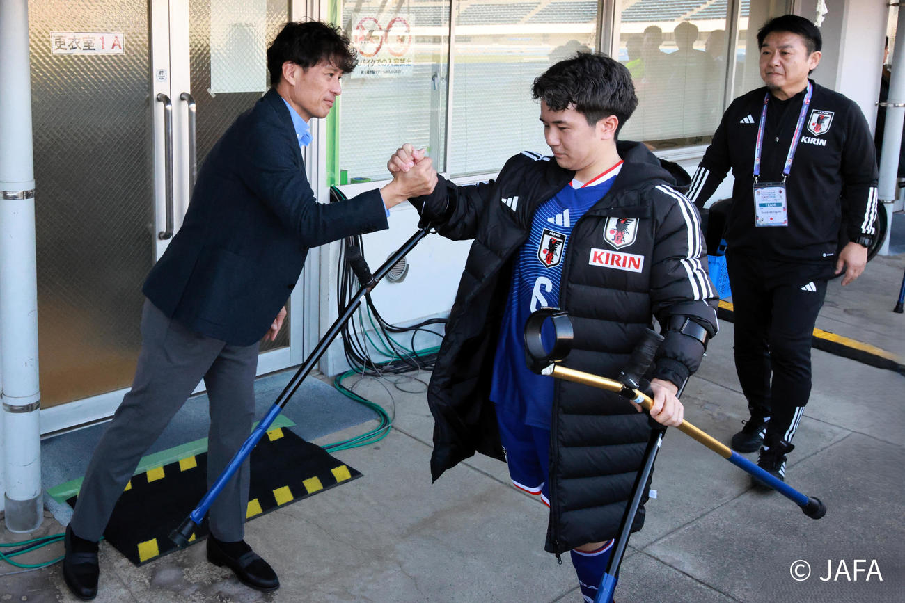 インドネシア戦前にJFA宮本恒靖会長（左）から激励を受けるアンプティサッカー日本代表FP小見濃健人（中央）、尾形行亮監督（C）JAFA