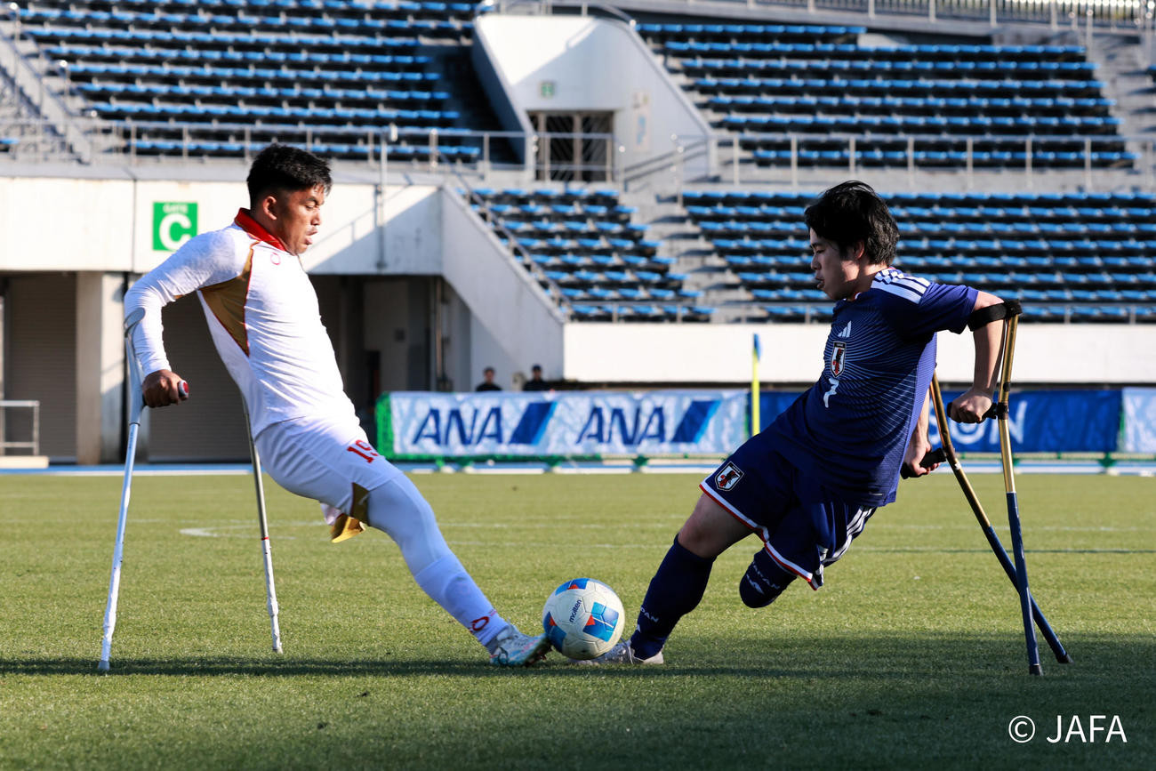 インドネシア戦で競り合うアンプティサッカー日本代表FP近藤碧（C）JAFA