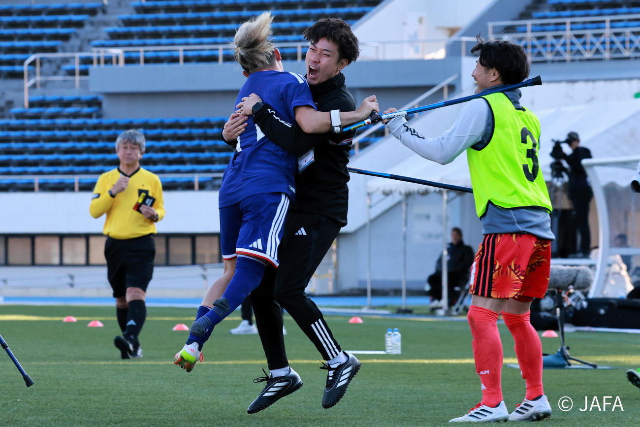 インドネシア戦で先制ゴールを決めてスタッフと喜ぶアンプティサッカー日本代表FP後藤大輝（C）JAFA