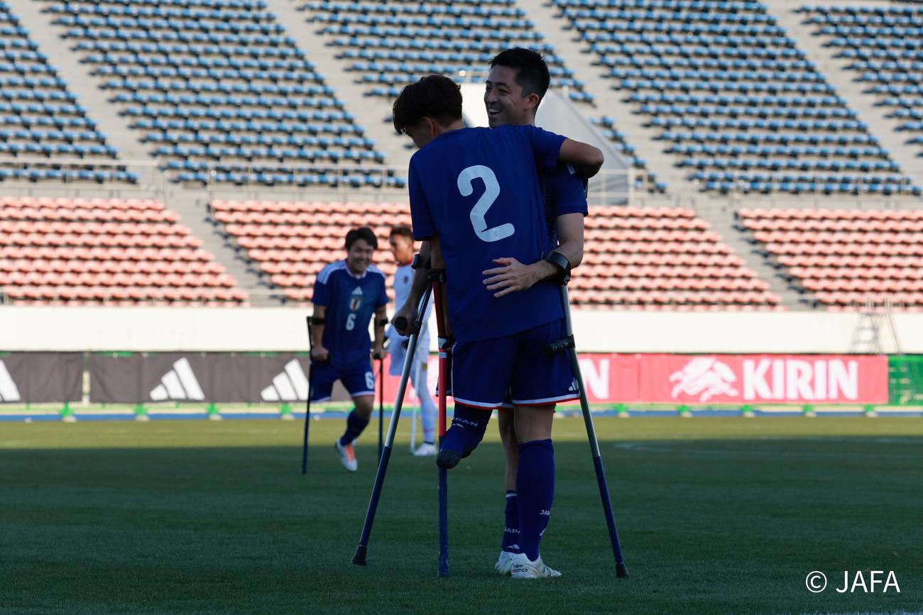 インドネシア戦でゴールを決めて喜ぶアンプティサッカー日本代表FP石井賢（手前）とFPエンヒッキ・松茂良・ジアス（C）JAFA