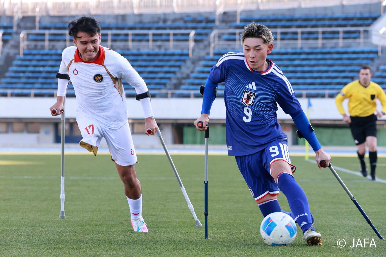 インドネシア戦でドリブルするアンプティサッカー日本代表FP秋葉海人（C）JAFA
