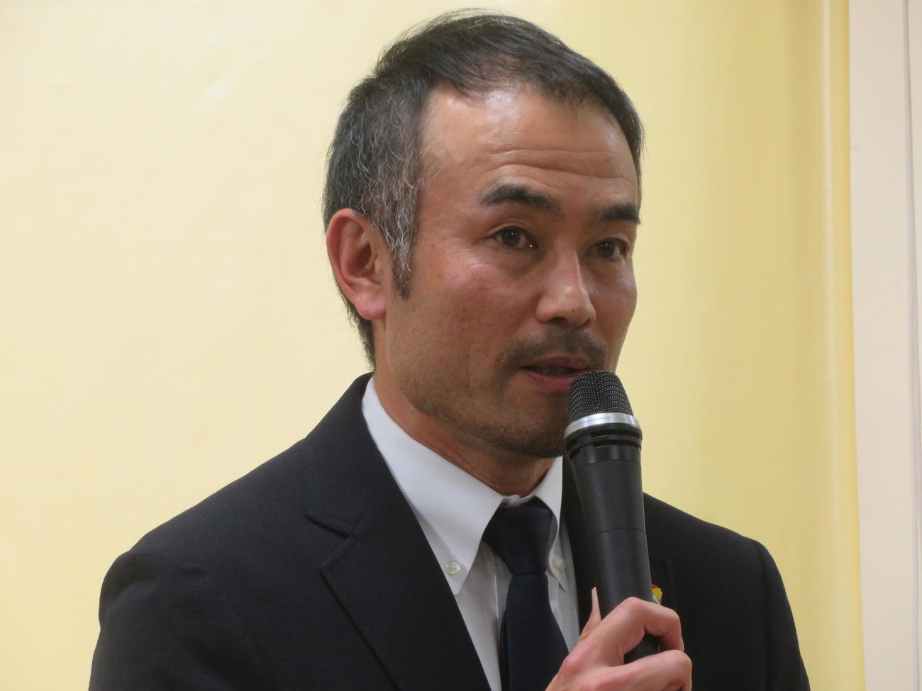 ジェフユナイテッド市原・千葉の新体制発表会に出席した小林慶行監督（撮影・佐藤成）