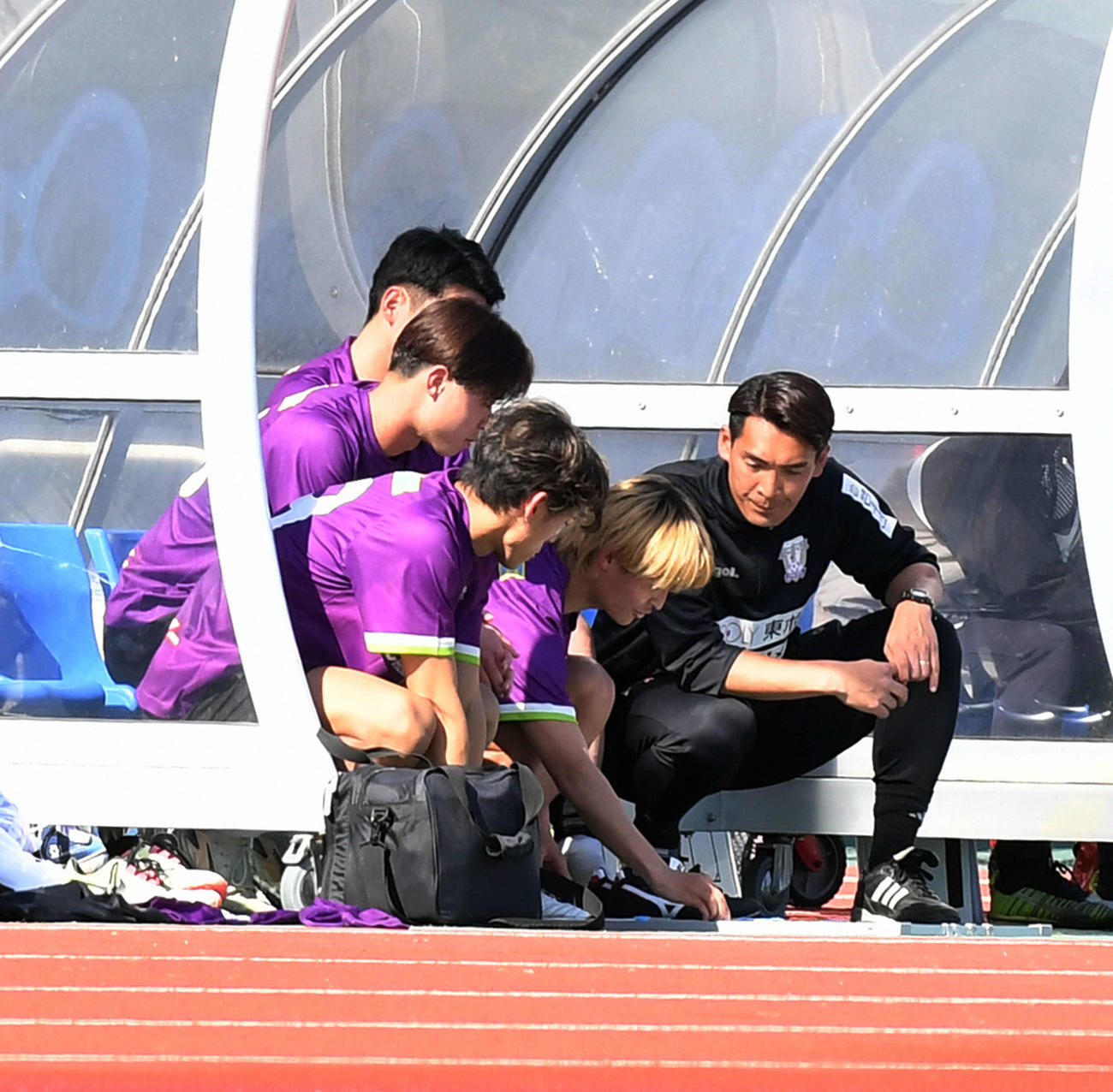 試合中、ベンチで選手たちと話す藤枝槙野監督（右）