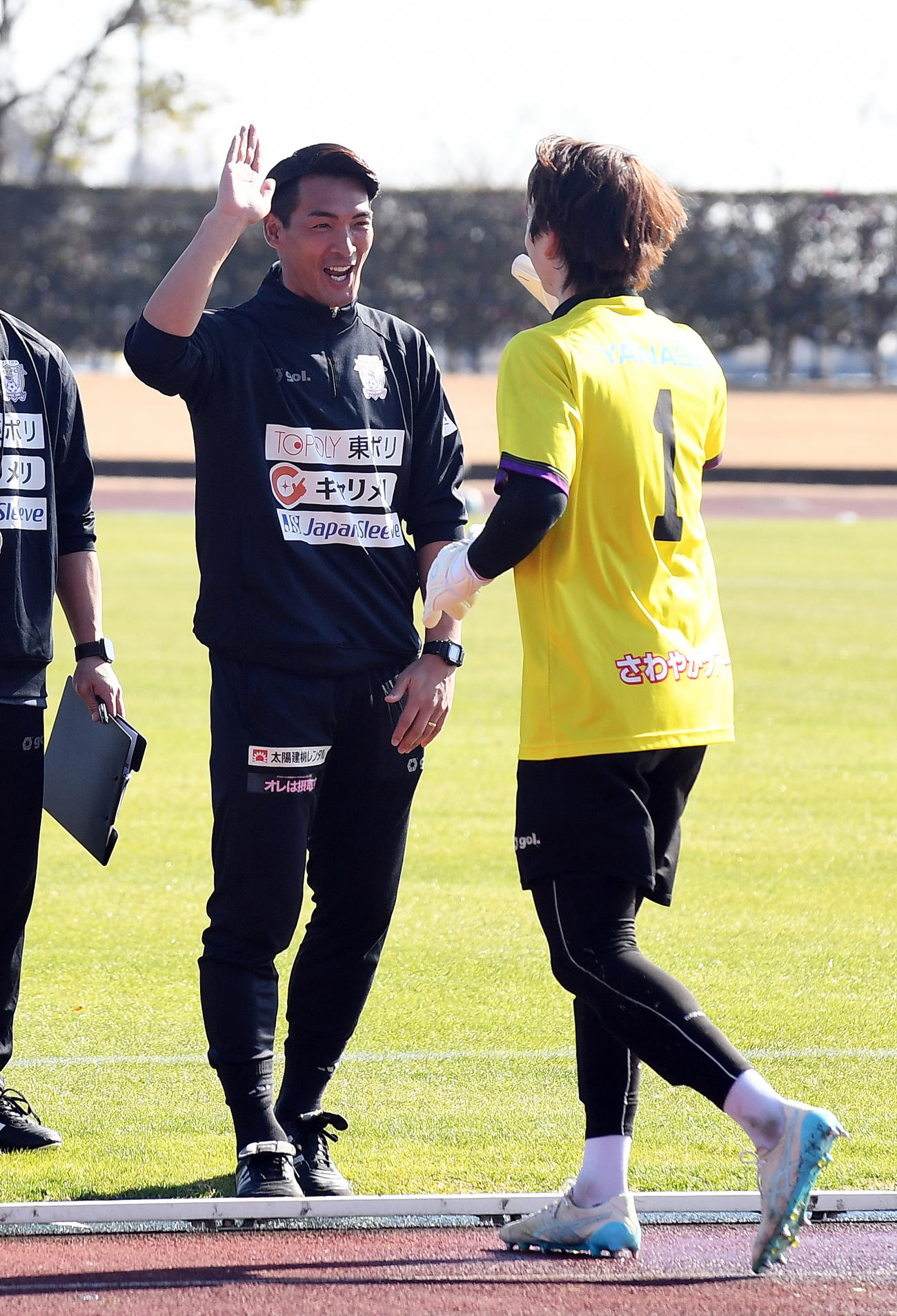 ハイタッチで選手をピッチへ送り出す藤枝槙野