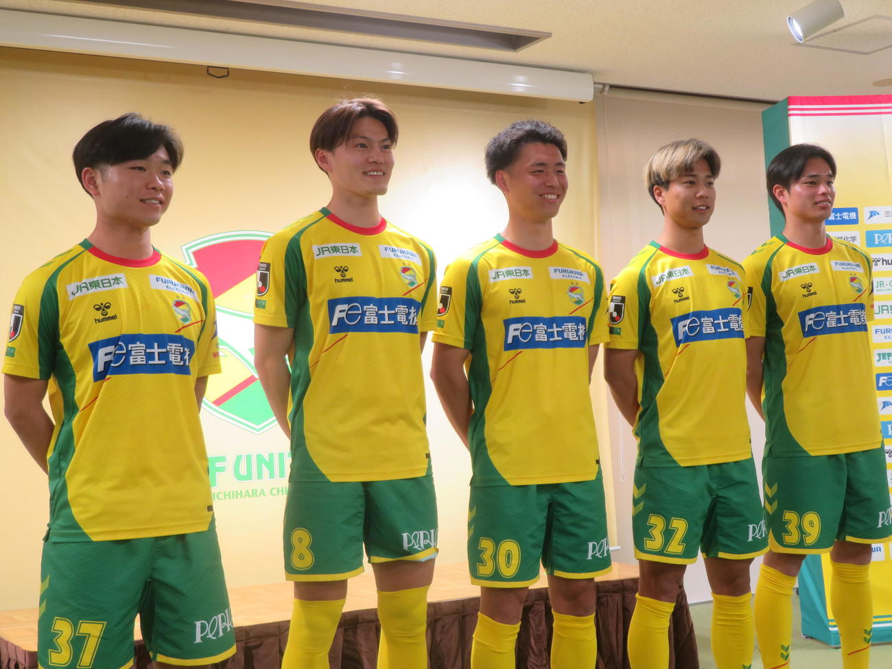 ジェフユナイテッド市原・千葉の新体制発表会に出席した、左から姫野誠、津久井匠海、松村拓実、天笠泰輝、石尾陸登（撮影・佐藤成）