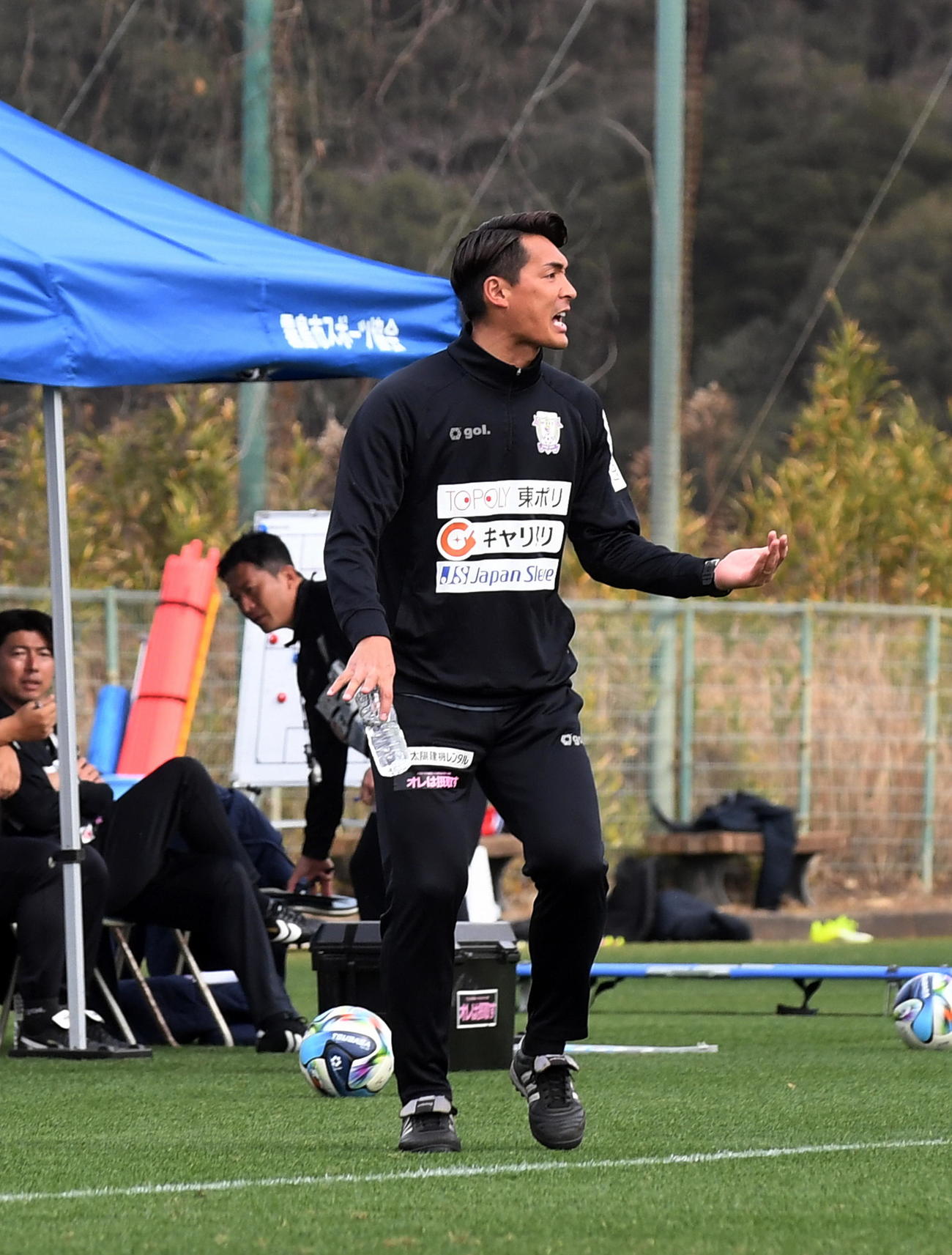 選手に指示を出す藤枝槙野監督