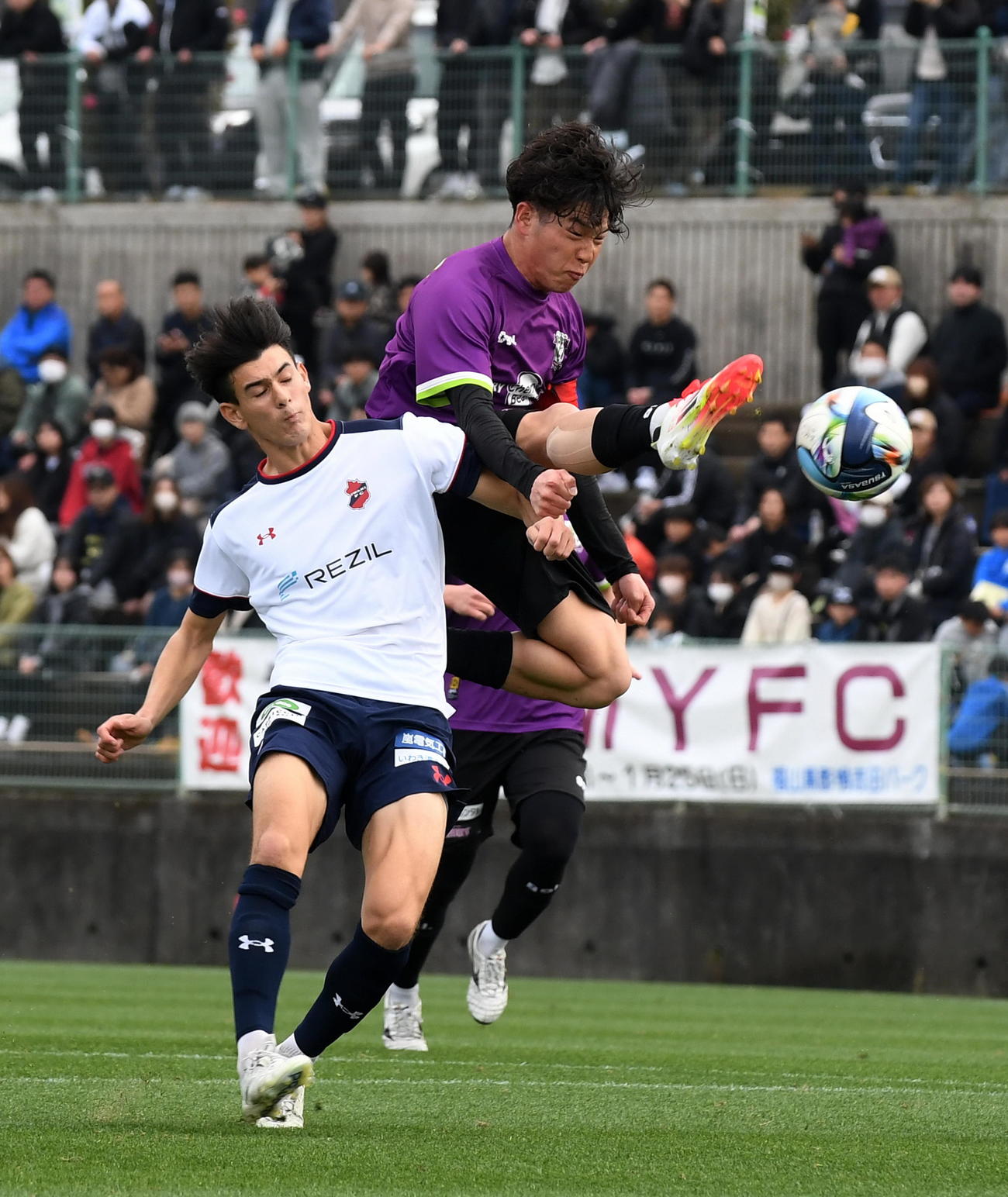 2本目の23分、自身2点目を決める藤枝矢村（右）