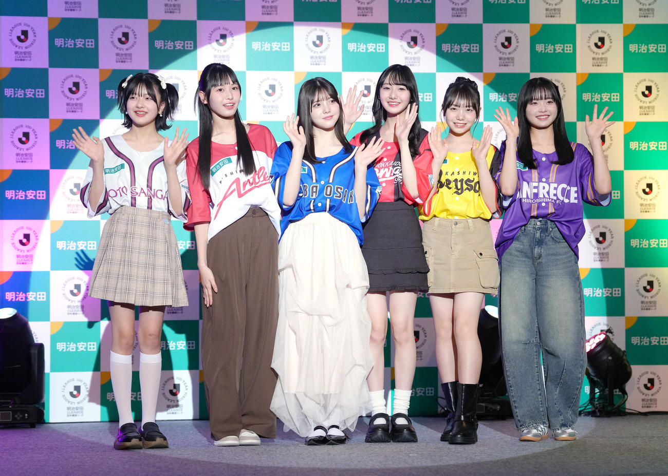 笑顔を見せる、左からニコ☆プチモデルの安藤美桜、ニコラモデルの十文字陽菜、松尾そのま、崎浜梨瑚、稲垣来泉、大月未空（撮影・足立雅史）
