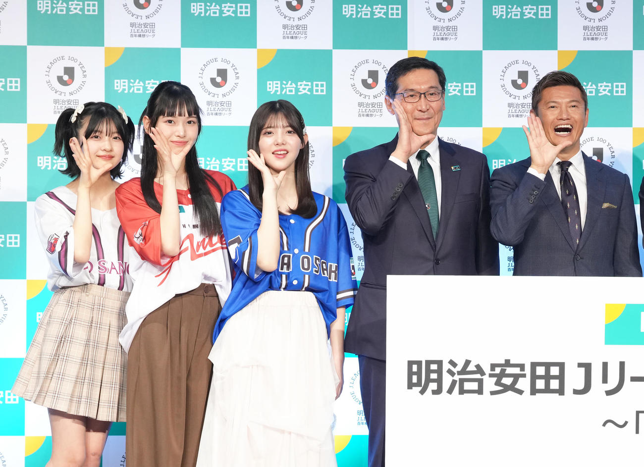 イベントに登場し「ニコラポーズ」を決める、左からニコ☆プチモデルの安藤美桜、ニコラモデルの十文字陽菜、松尾そのま、明治安田生命中村篤志副社長、播戸氏（撮影・足立雅史）