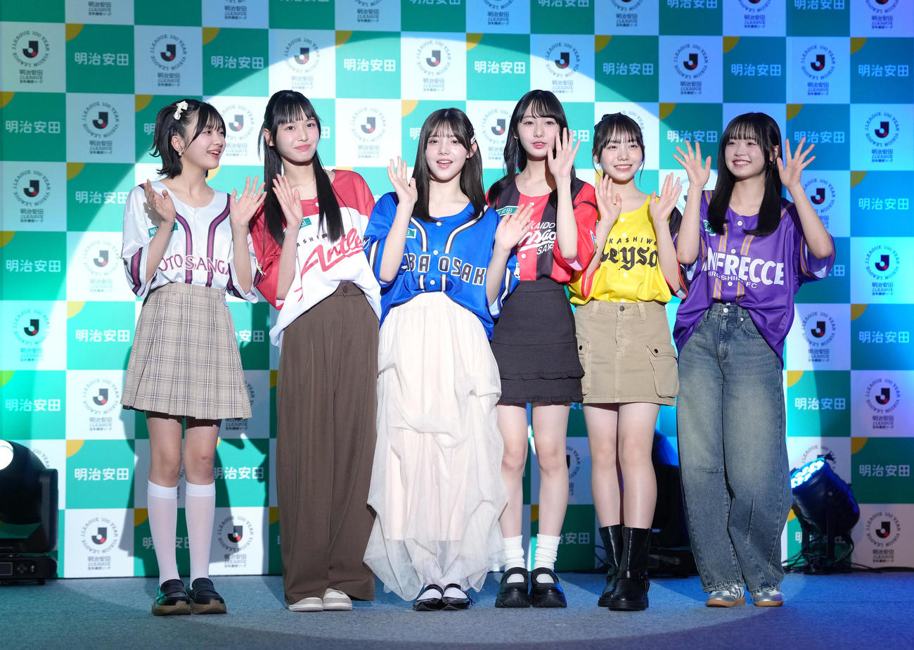笑顔を見せる、左からニコ☆プチモデルの安藤美桜、ニコラモデルの十文字陽菜、松尾そのま、崎浜梨瑚、稲垣来泉、大月未空（撮影・足立雅史）