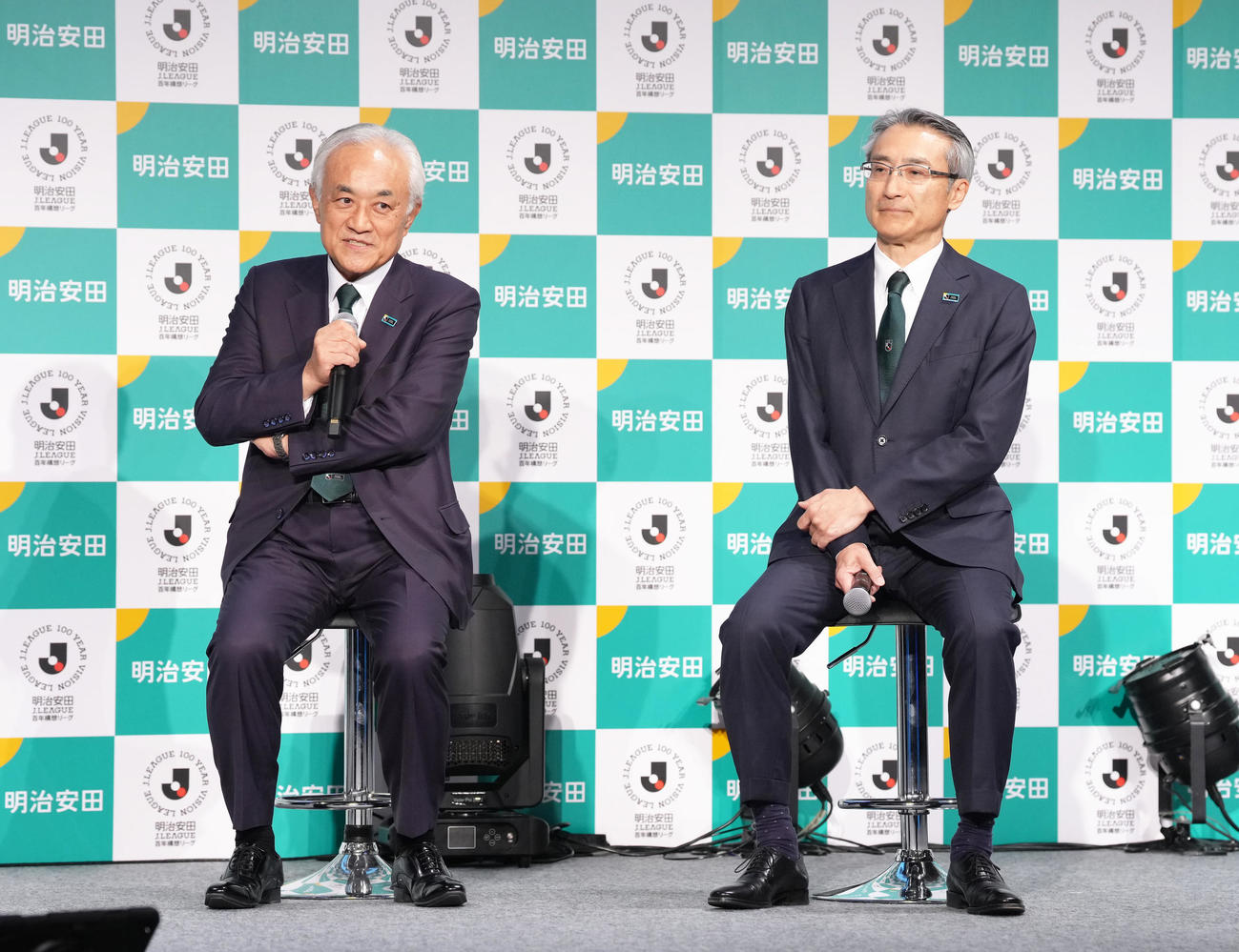 イベントに登壇した明治安田生命の根岸秋男会長（左）と永島英器社長（撮影・足立雅史）