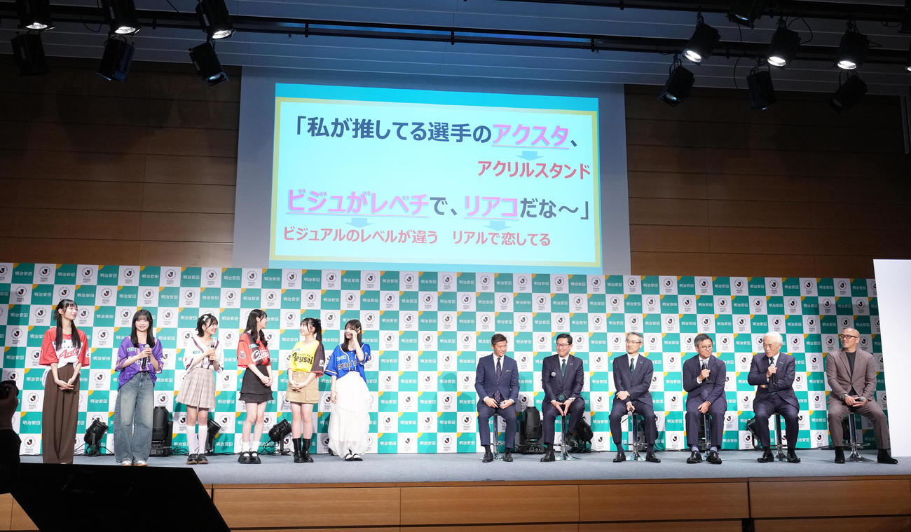 イベントでクイズを楽しむ登壇者たち（撮影・足立雅史）