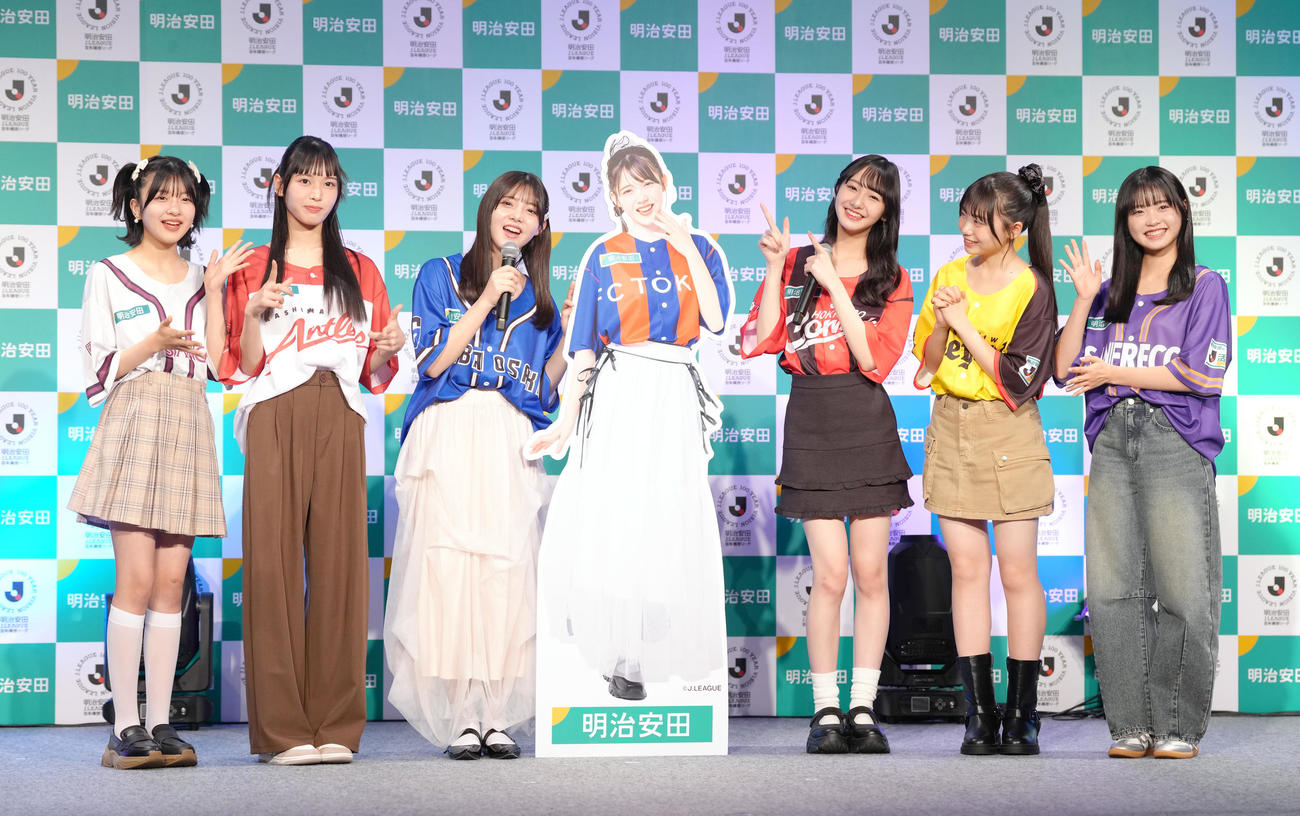笑顔を見せる、左からニコ☆プチモデルの安藤美桜、ニコラモデルの十文字陽菜、松尾そのま、崎浜梨瑚、稲垣来泉、大月未空（撮影・足立雅史）