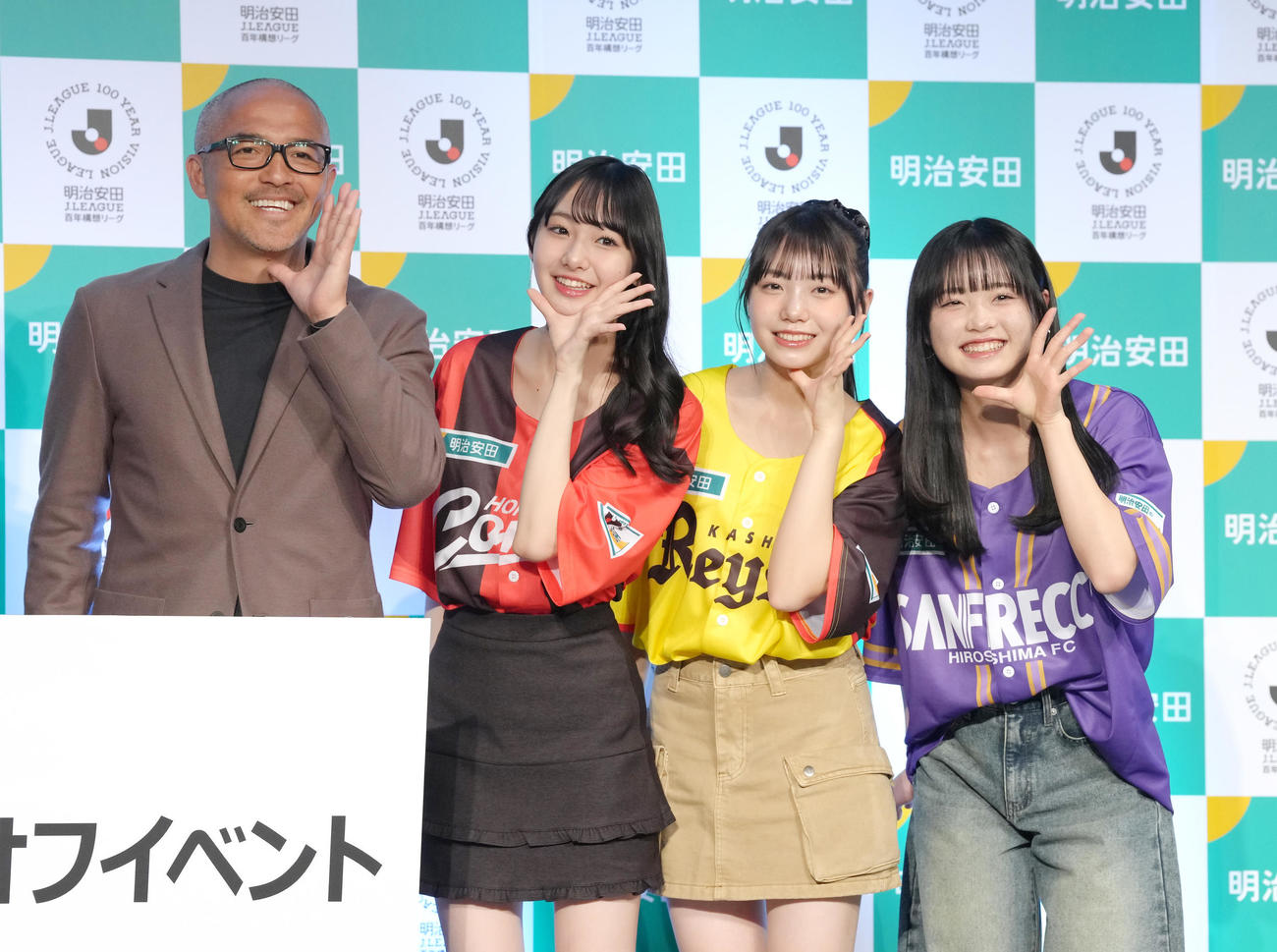 「ニコラポーズ」を決める、左から小野氏、ニコラモデルの崎浜梨瑚、稲垣来泉、大月未空（撮影・足立雅史）