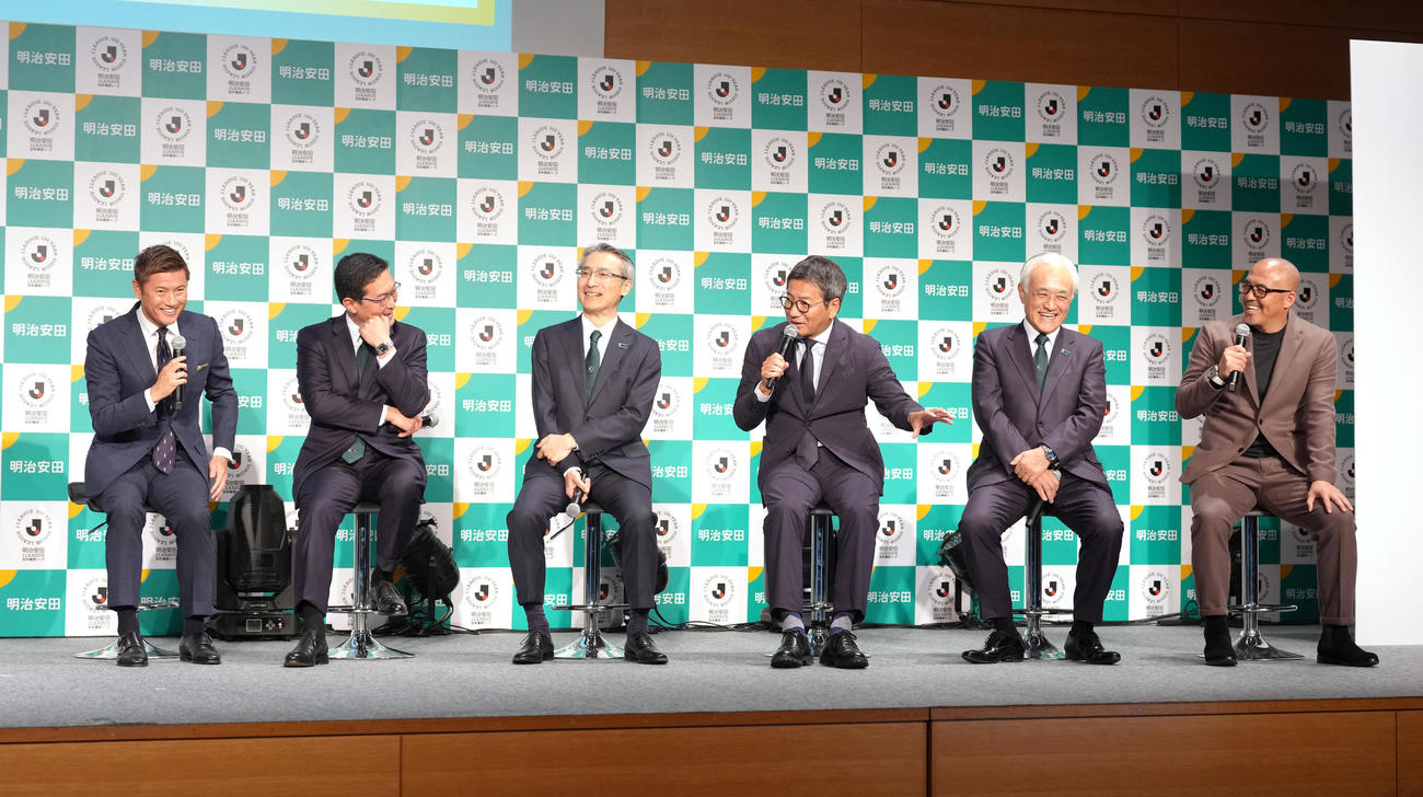 イベントでクイズを楽しむ登壇者たち（撮影・足立雅史）