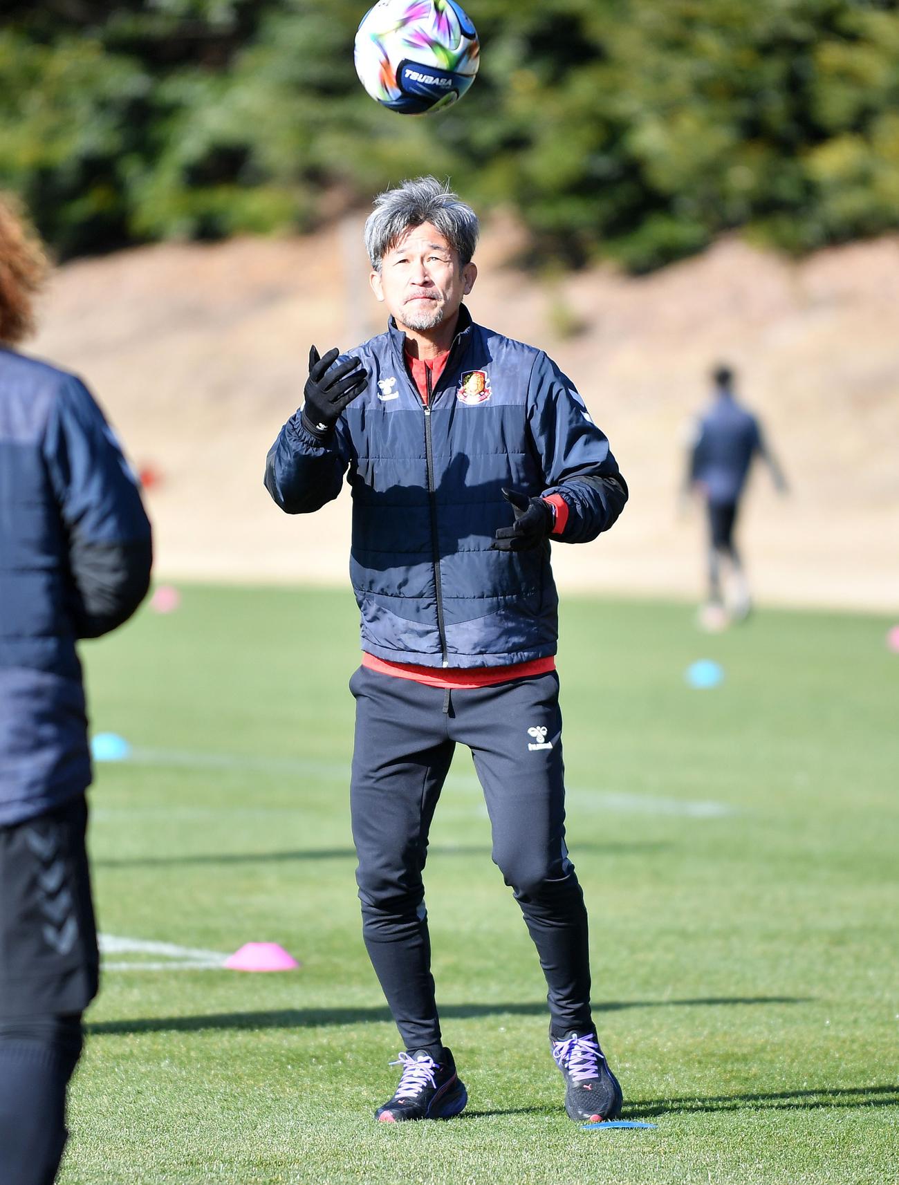 ウオーミングアップに励むカズ