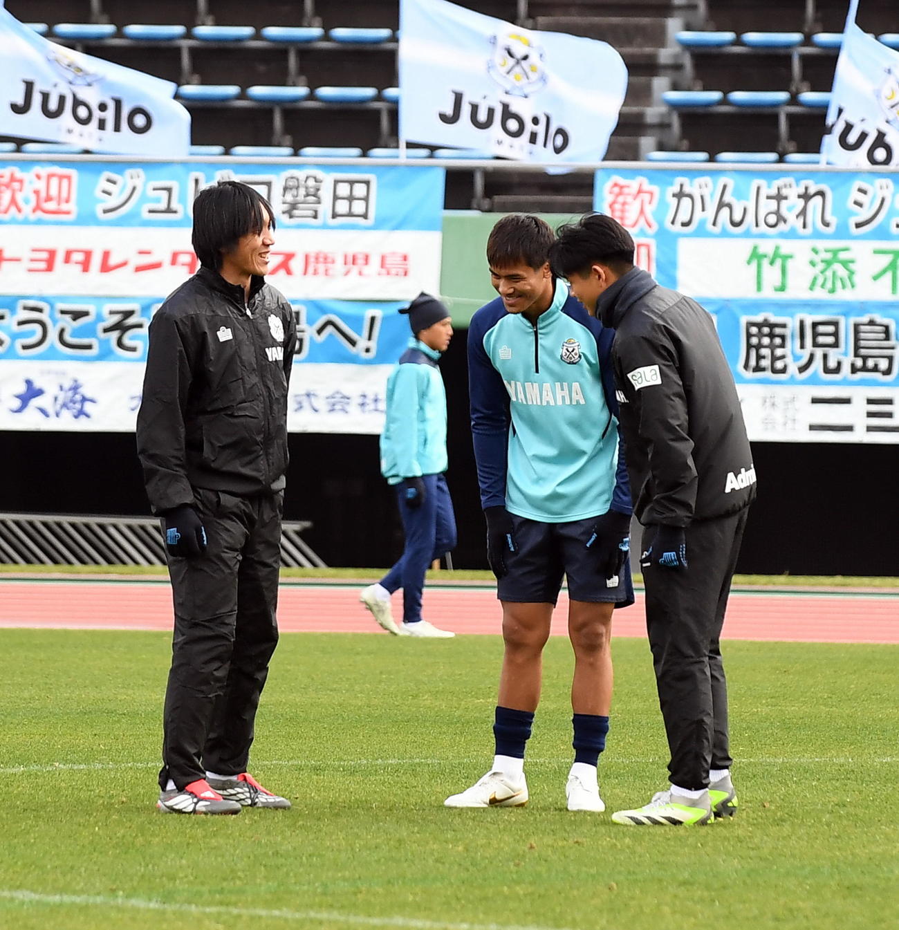 練習後、中村氏（左）と話す磐田ポラメート（中央）