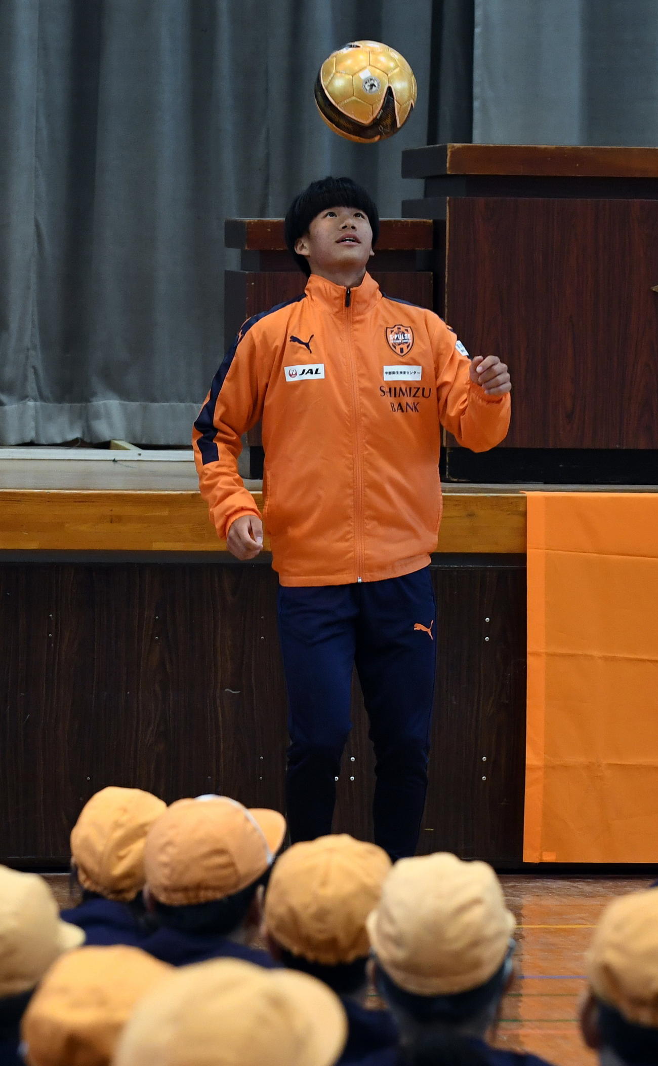 リフティングを披露する清水土居