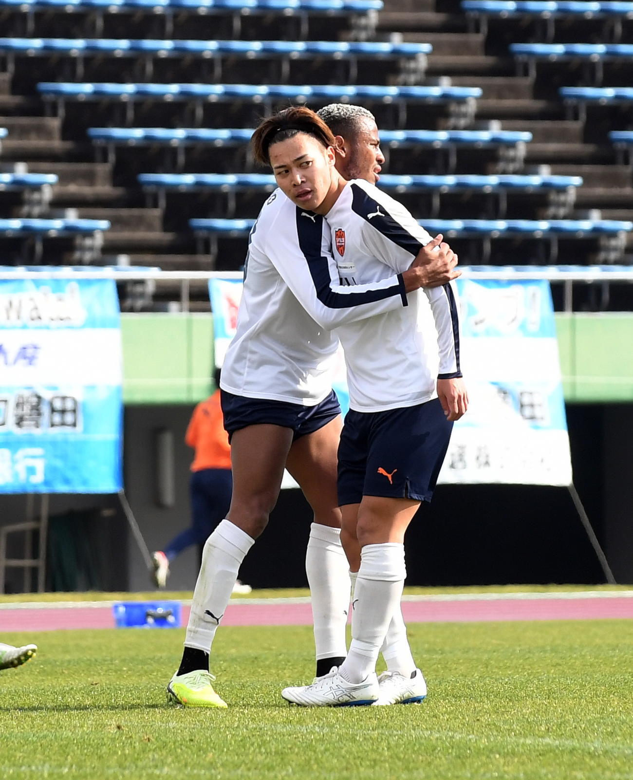 今季実戦初ゴールを決め、ステファンス（奥）とハグする清水千葉
