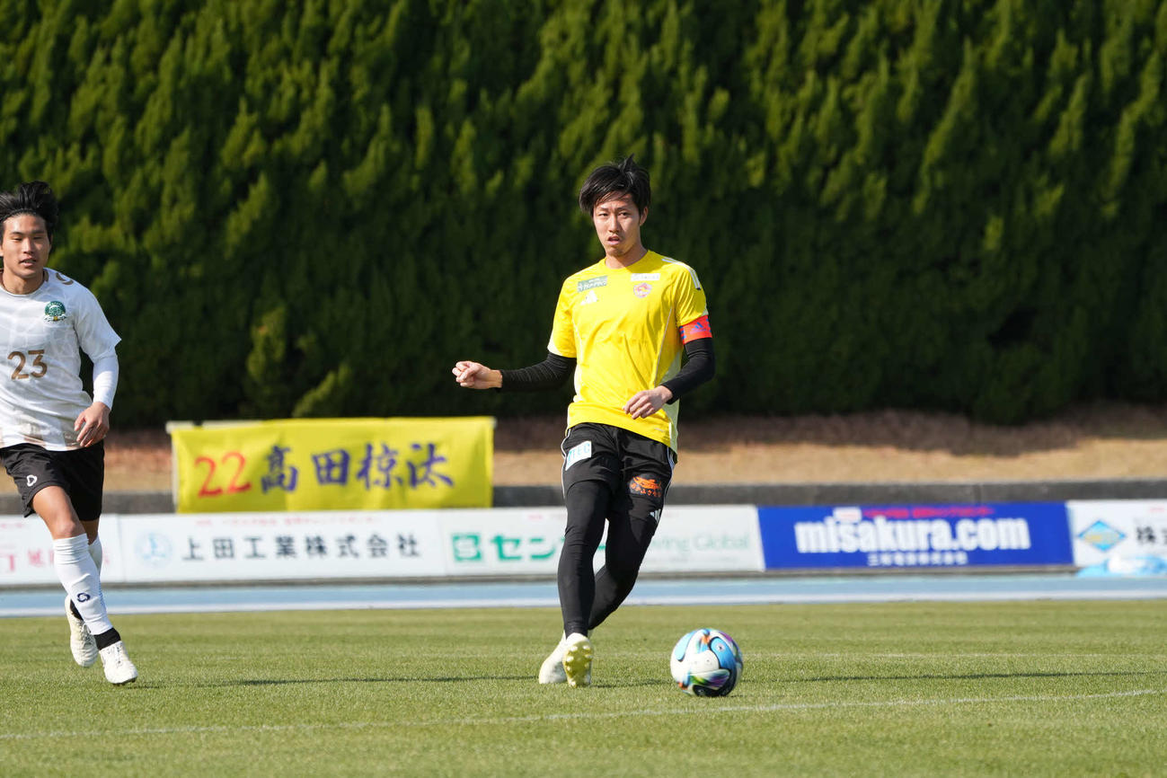 練習中、パスを出すJ2仙台・菅田主将（C）VEGALTA SENDAI