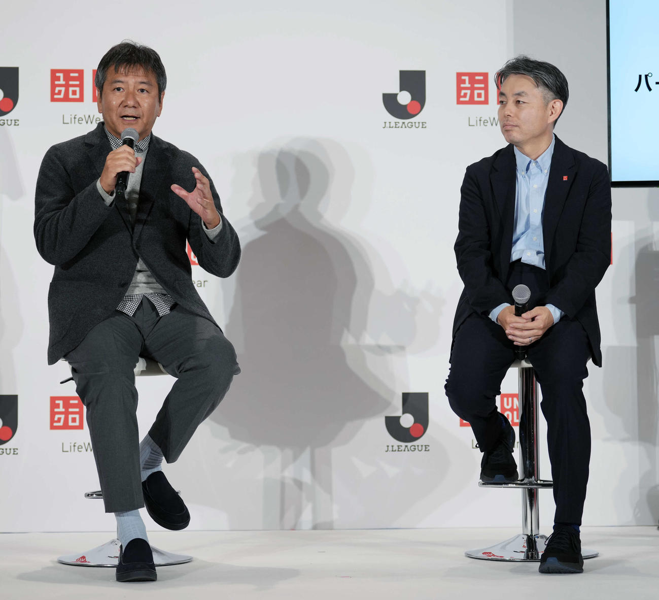 「Jリーグ×ユニクロパートナーシップ締結に関する共同記者会見」に登場するファーストリテイリングの柳井康治取締役（左）とJリーグチェアマンの野々村芳和氏（撮影・小島史椰）