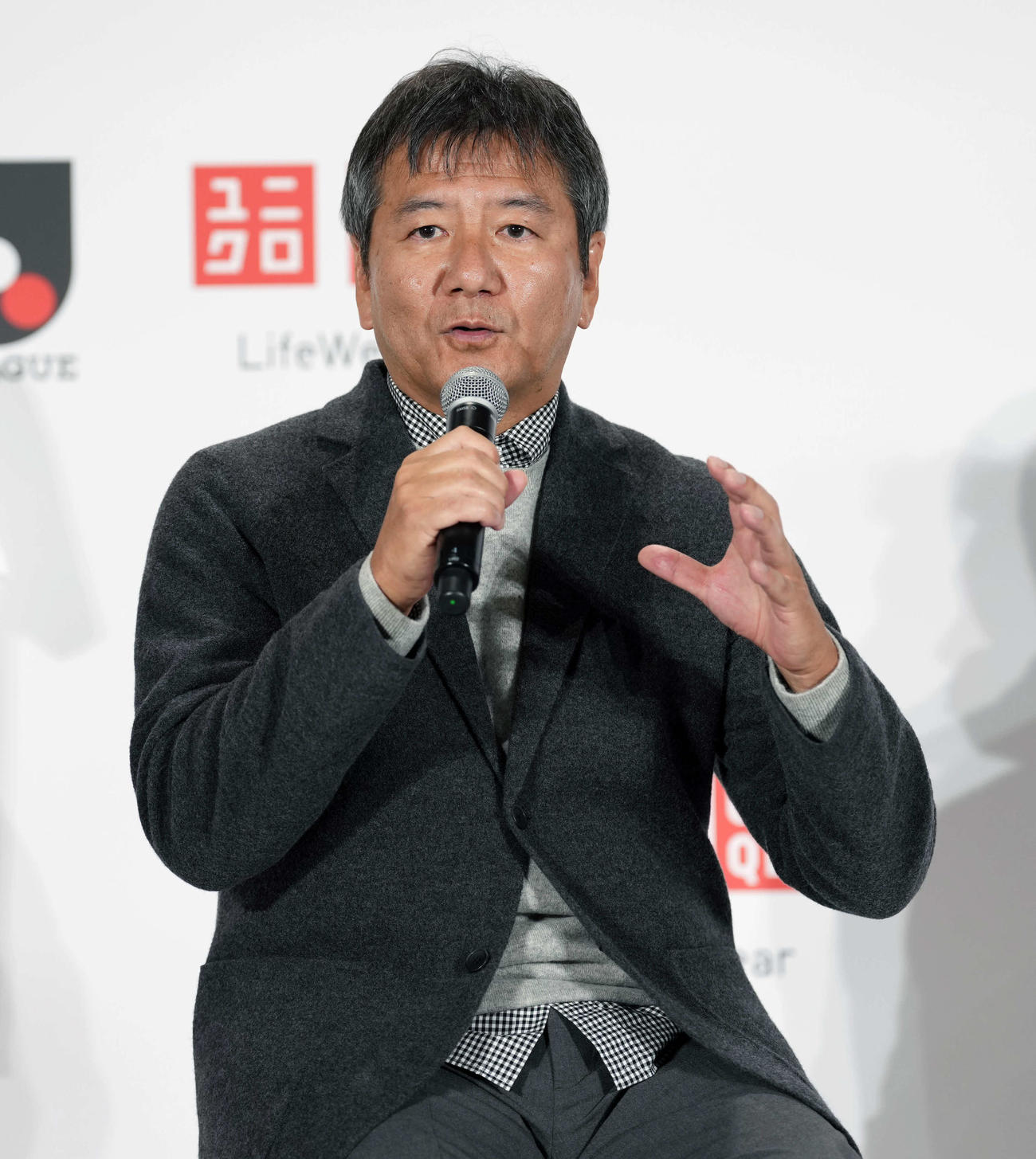 「Jリーグ×ユニクロパートナーシップ締結に関する共同記者会見」に登場し、質問に答えるJリーグチェアマンの野々村芳和氏（撮影・小島史椰）