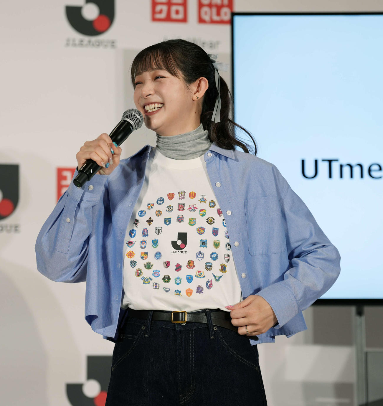 「Jリーグ×ユニクロパートナーシップ締結に関する共同記者会見」に登場し、Tシャツを披露する足立梨花（撮影・小島史椰）