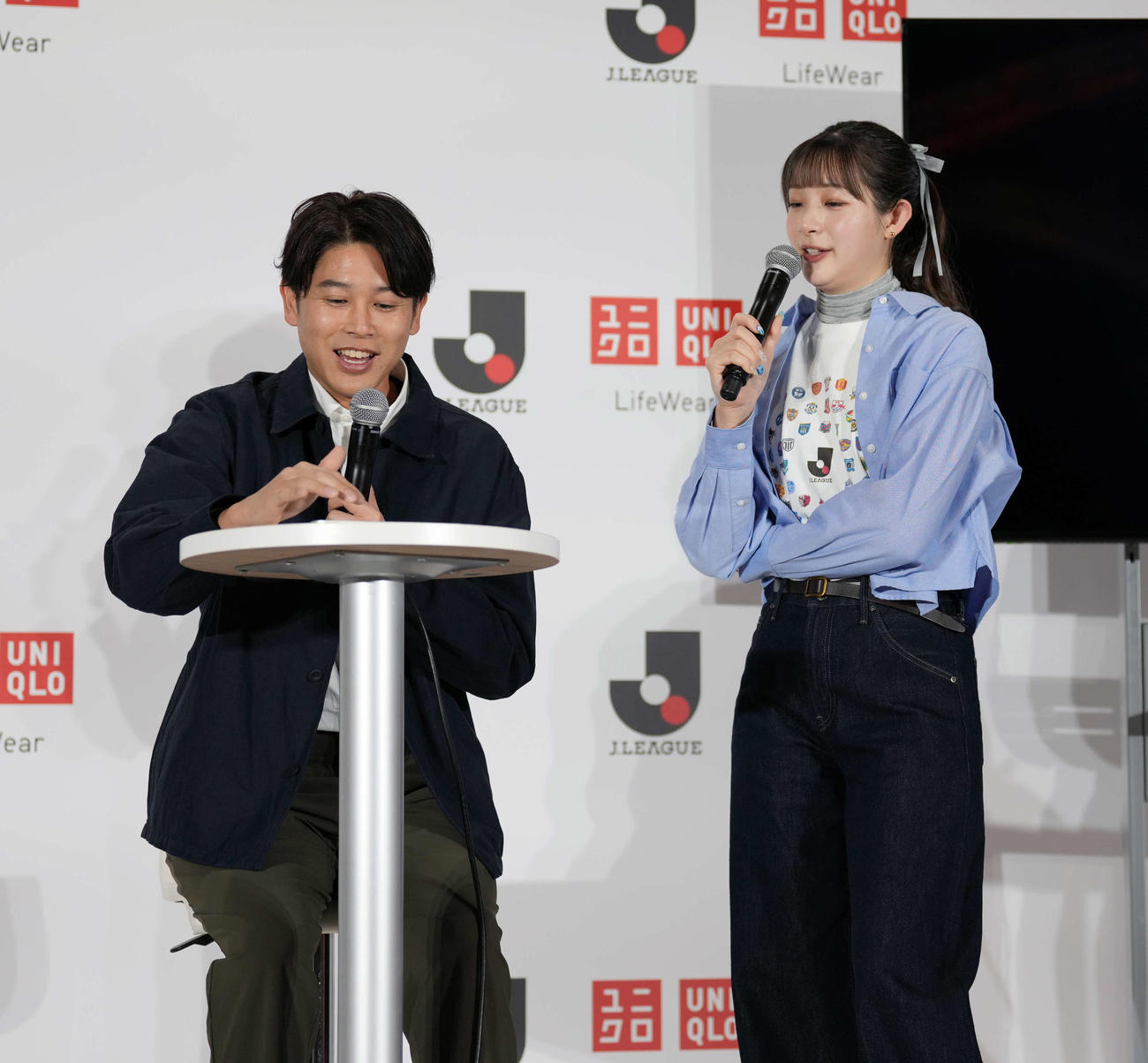 「Jリーグ×ユニクロパートナーシップ締結に関する共同記者会見」に登場し、オリジナルTシャツを作成する内田篤人（左）と足立梨花（撮影・小島史椰）