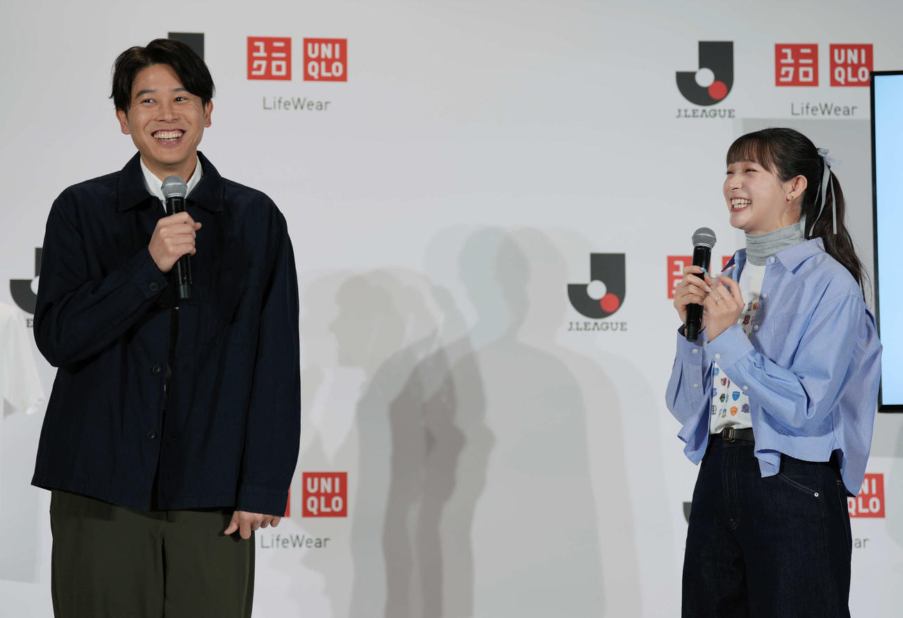 「Jリーグ×ユニクロパートナーシップ締結に関する共同記者会見」に登場し、トークセッションする内田篤人（左）と足立梨花（撮影・小島史椰）