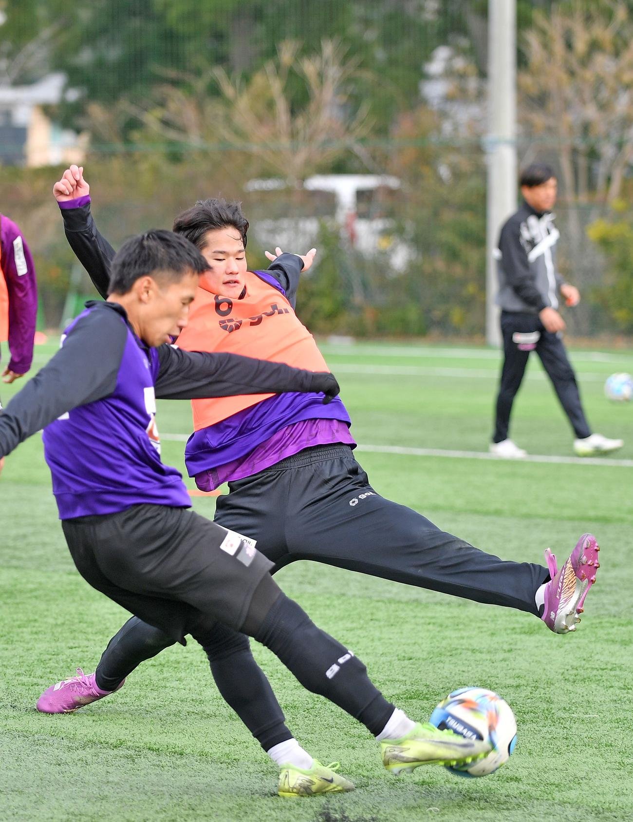 対人メニューでシュートブロックする藤枝永野（右）