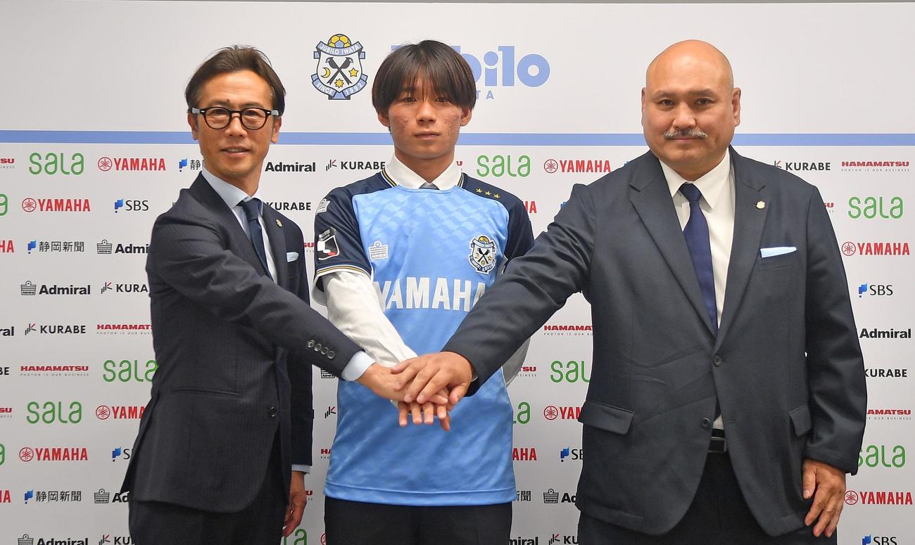 加入会見で記念撮影する、左から磐田の藤田スポーツダイレクター、増田、浜浦社長