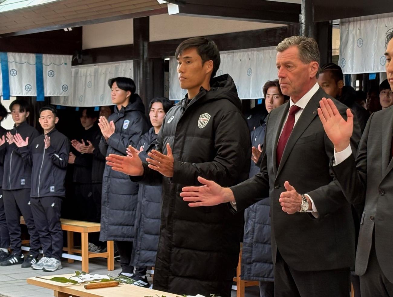 必勝祈願に参加した神戸のスキッベ監督（右）とDF山川（撮影・永田淳）