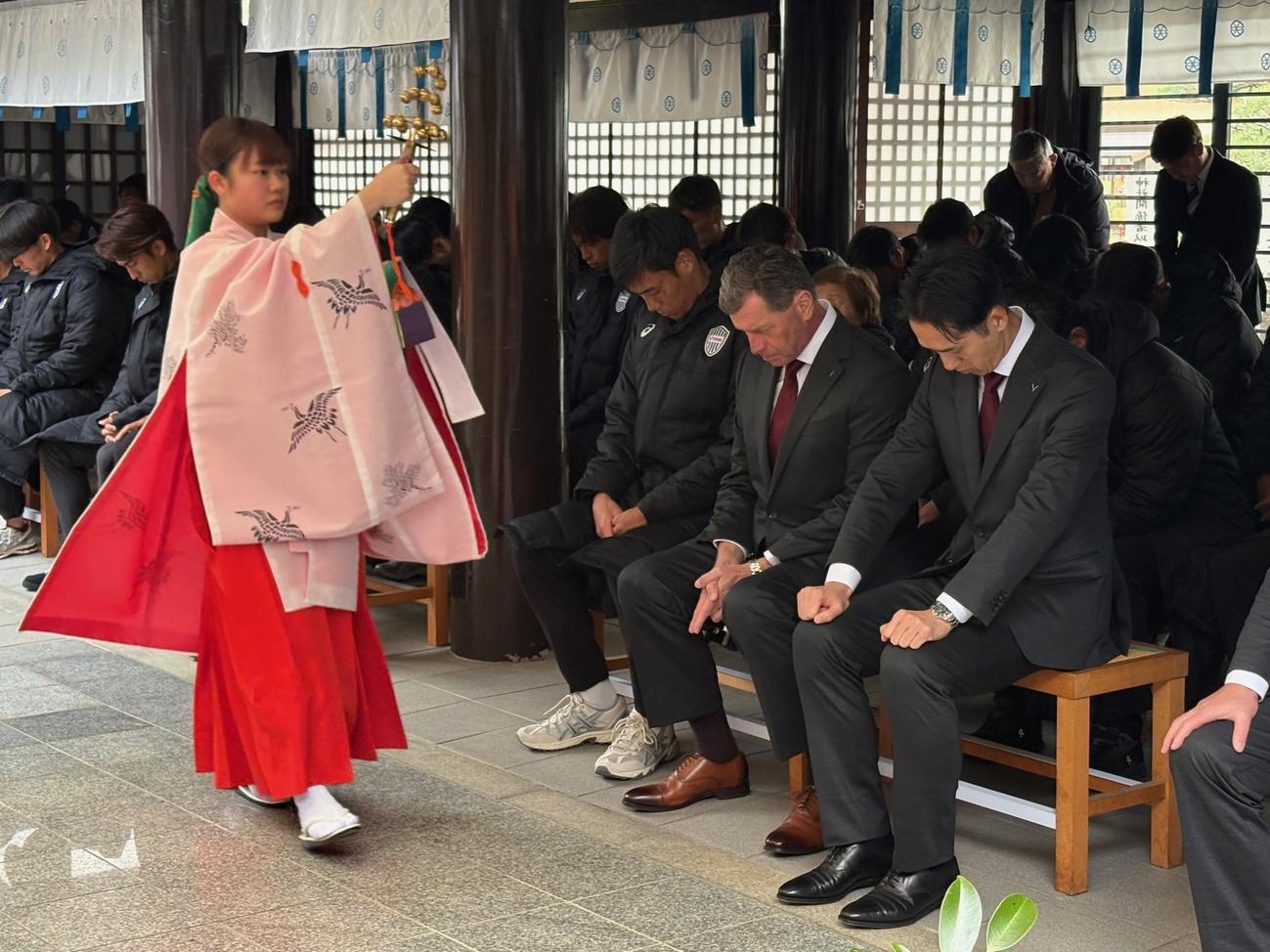 必勝祈願に参加した神戸の、手前右から千布社長、スキッベ監督、DF山川（撮影・永田淳）