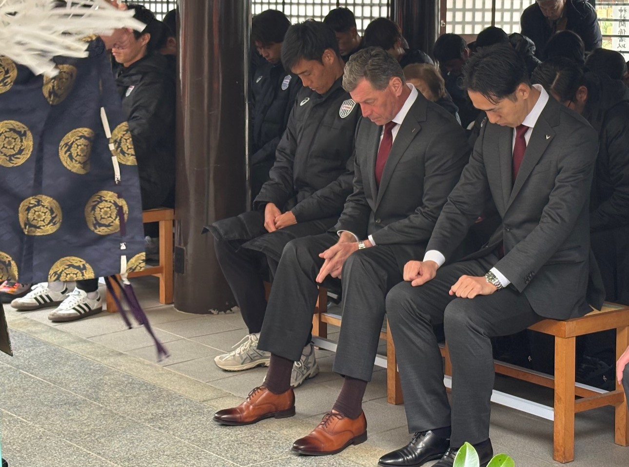 必勝祈願に参加した神戸の（右から）千布社長、スキッベ監督、DF山川（撮影・永田淳）
