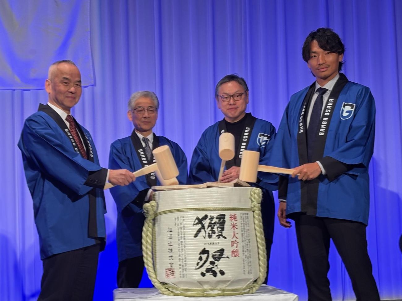 オフィシャルパーティーで鏡割りするDF中谷（右）