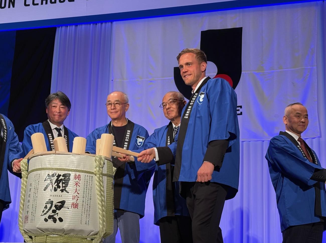 オフィシャルパーティーで鏡割りするG大阪のヴィッシング監督（右）